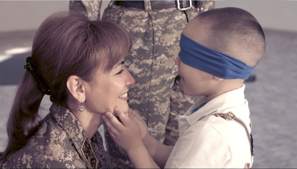 Сын завязал маме глаза. Женщины военнослужащие матери. Мама с 4 детьми солдат. Ребенок с завязанными глазами. Мамы с завязанными глазами ищут детей.