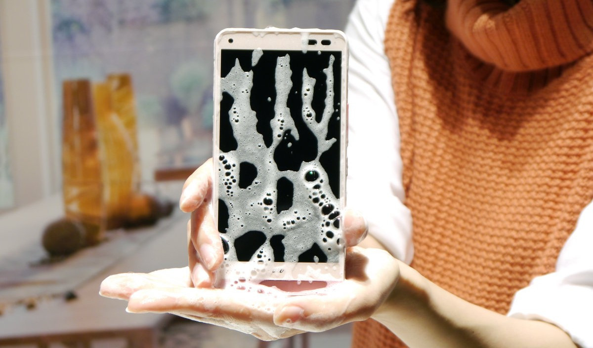 Жапонияда сабынмен жууға арналған смартфон өндірілді  