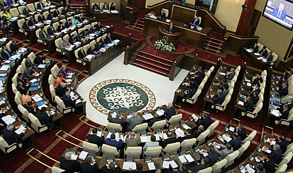 Депутаттар кезектен тыс Парламент сайлауын өткізуді сұрады